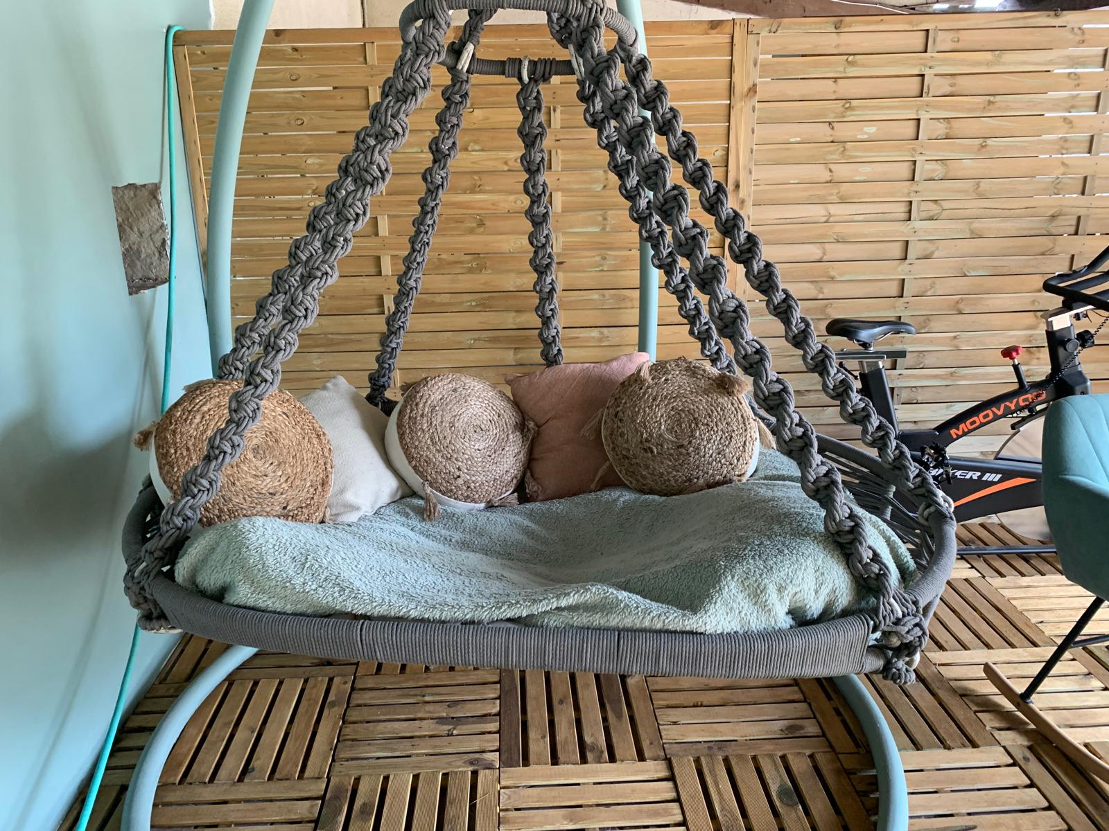 La balancelle suspendue en macramé et ses coussins