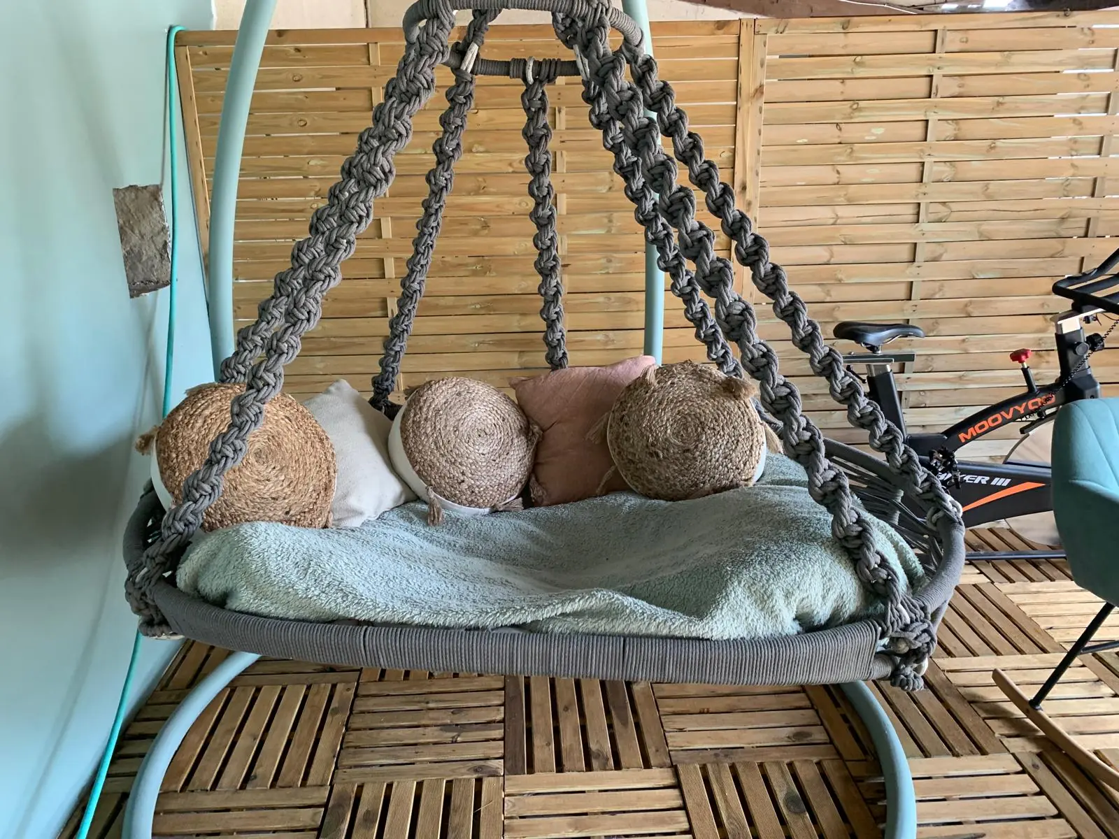La balancelle suspendue en macramé et ses coussins
