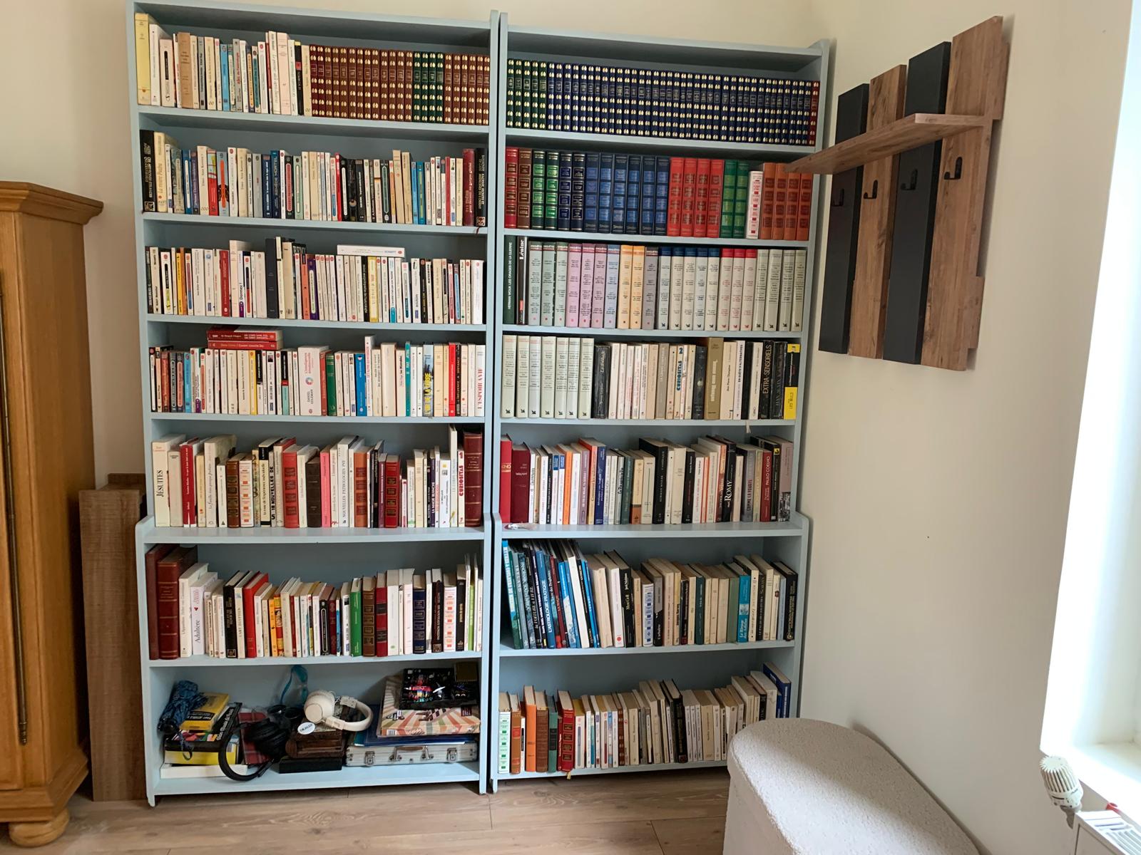 La bibliothèque remplie de livres
