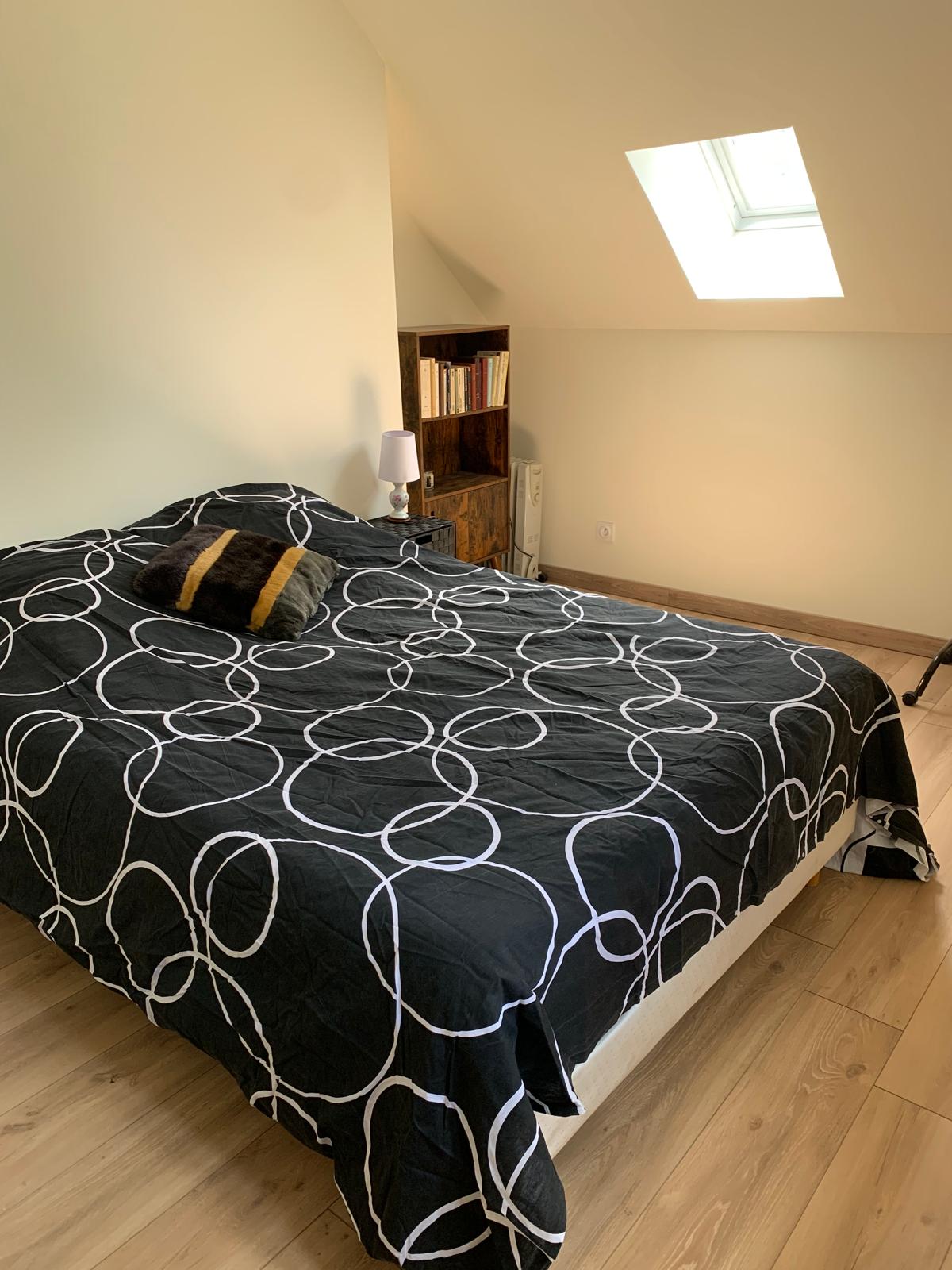 Première chambre mansardée avec grand lit