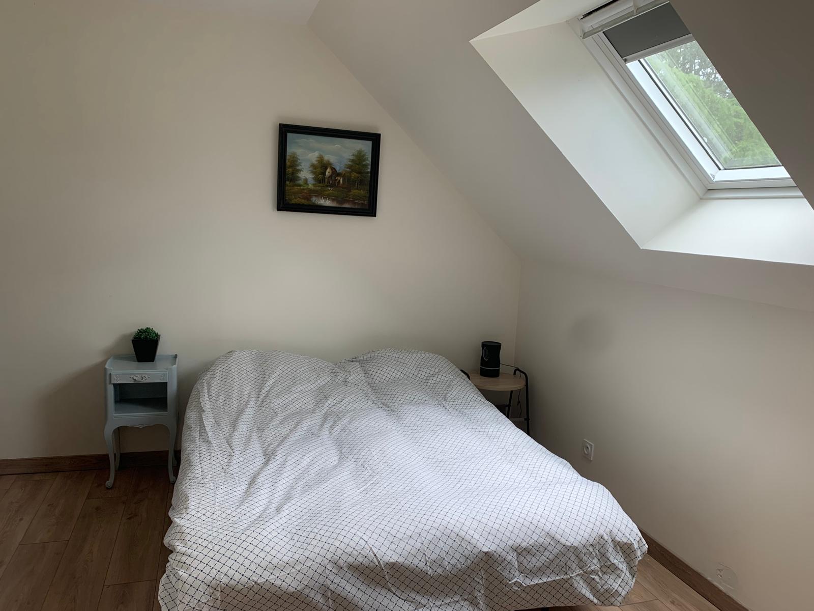 Seconde chambre mansardée, lumineuse, avec fenêtre de toit