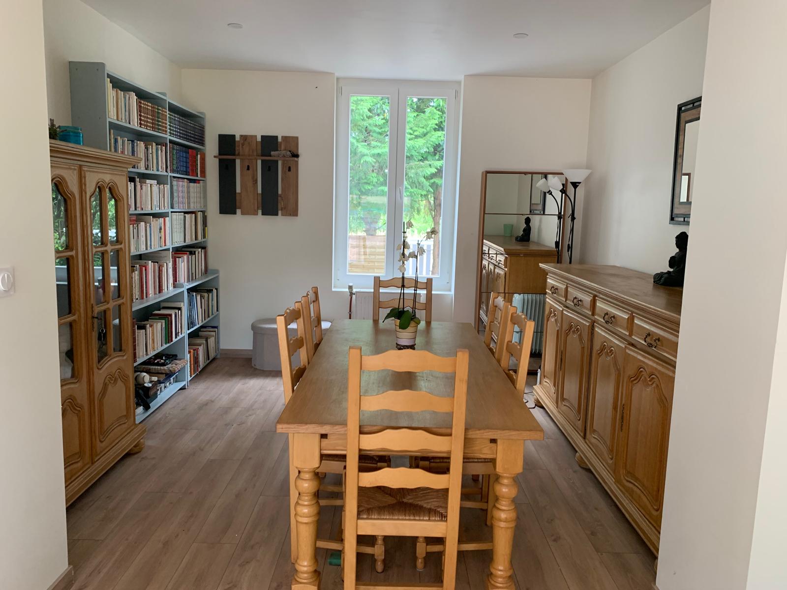 La salle à manger et sa bibliothèque