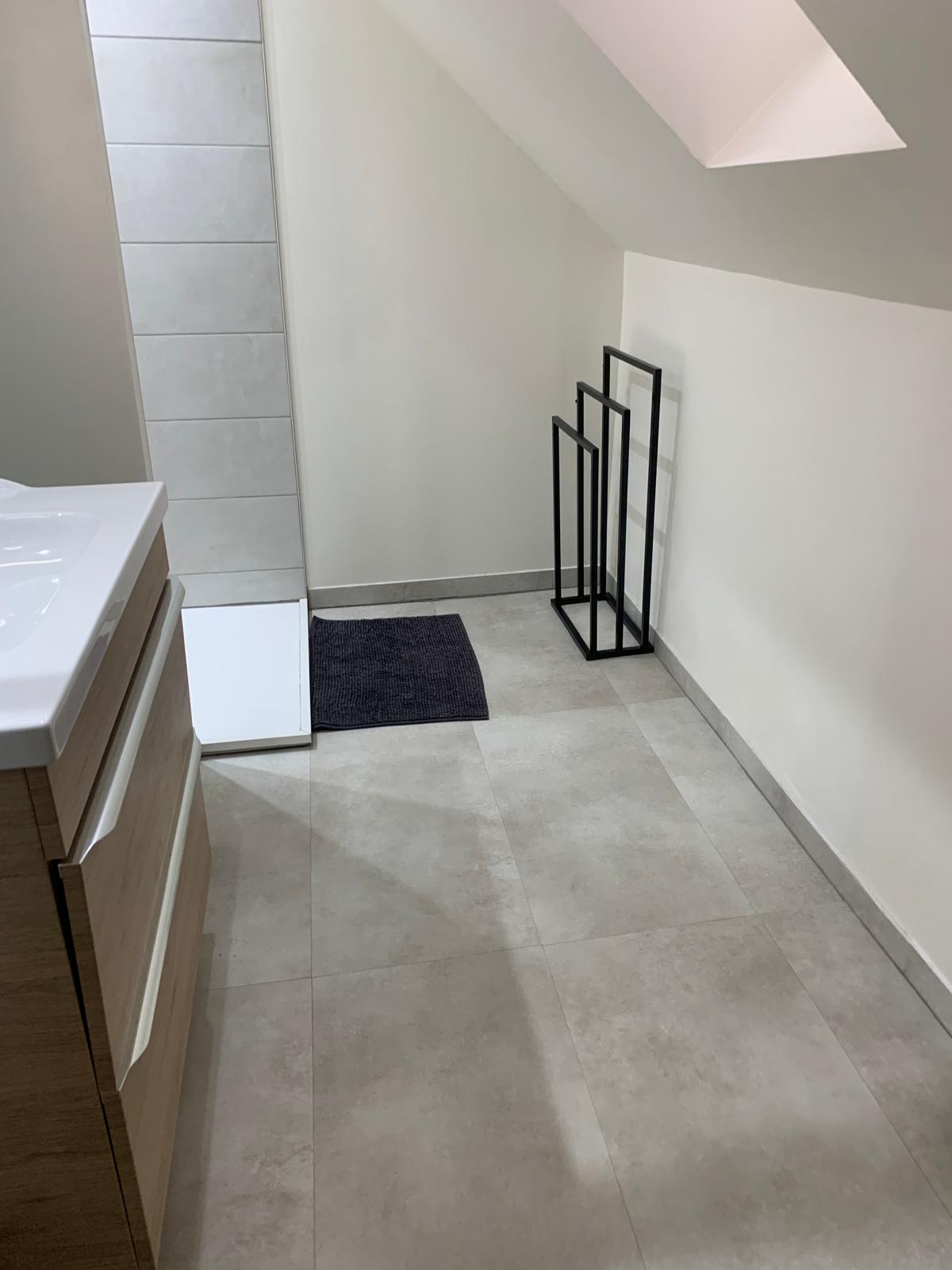 La salle d'eau de la suite parentale : lavabo et porte-serviettes