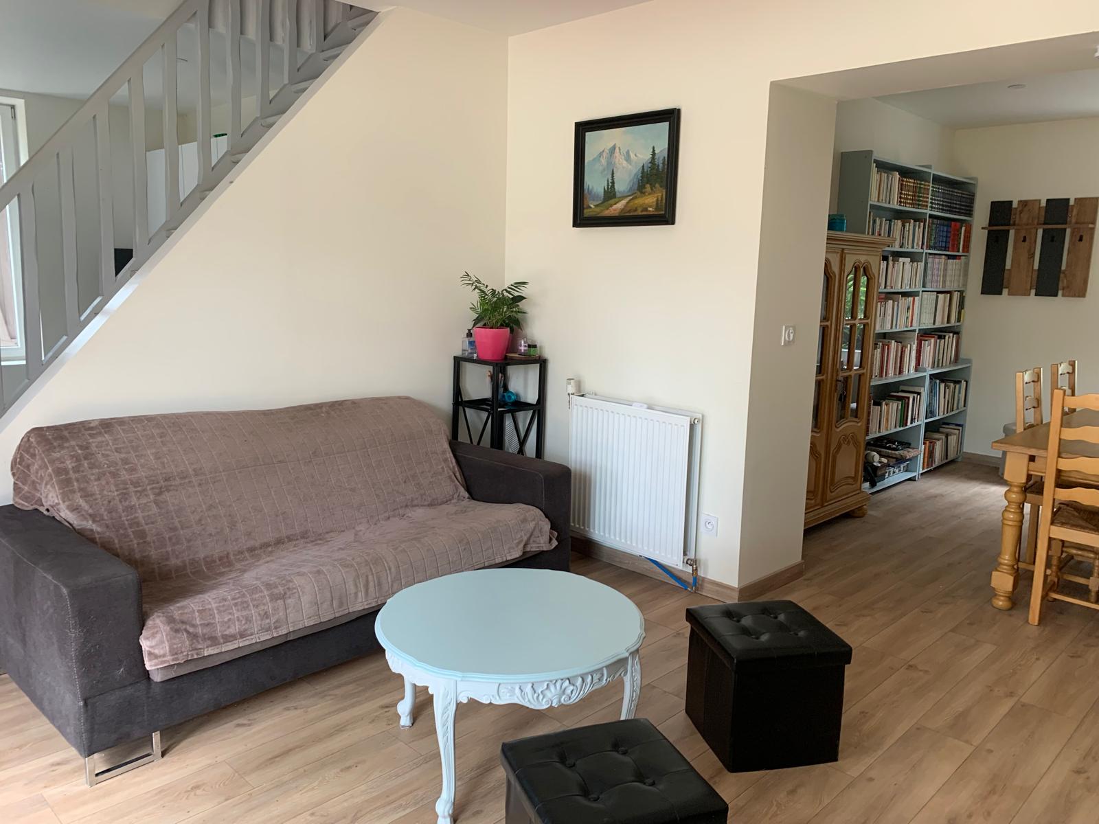 Le canapé du salon au pied de l'escalier