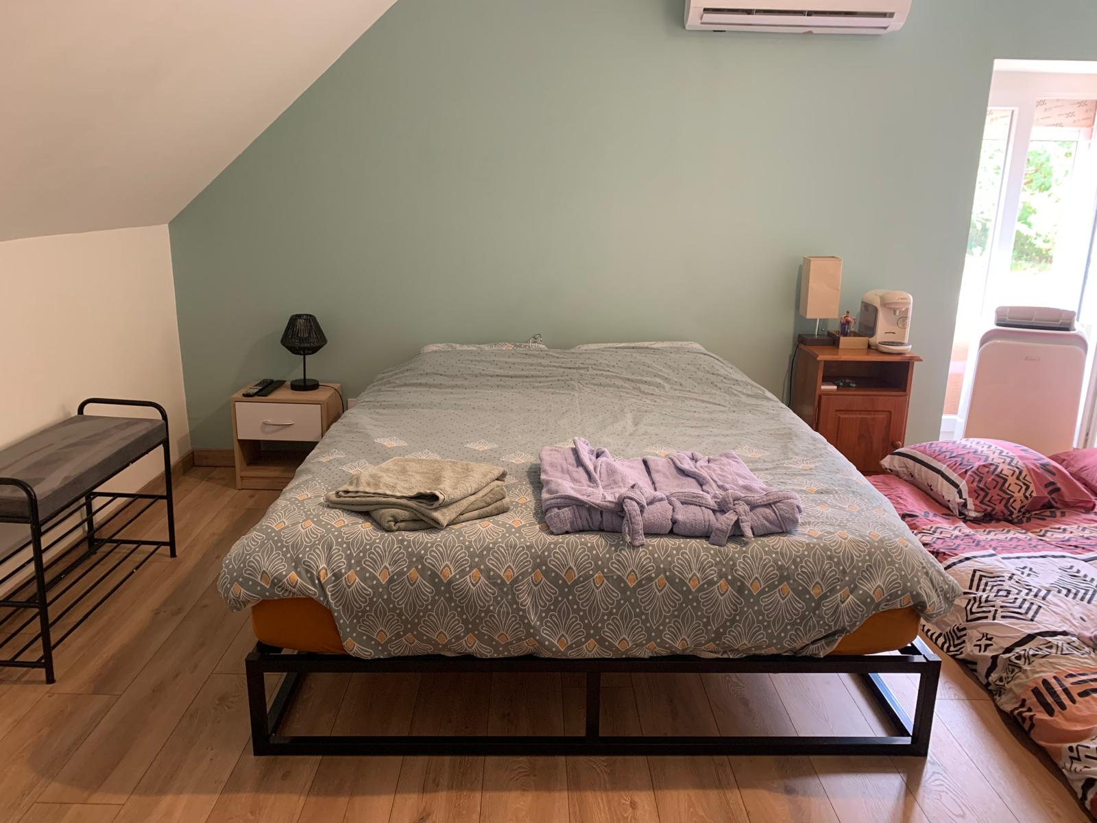 La suite parentale climatisée avec son grand lit